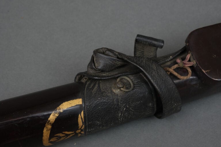 JAPON - Fin XIXème, début XXème - Carquois laqué noir avec couvercle, et lanièr…
