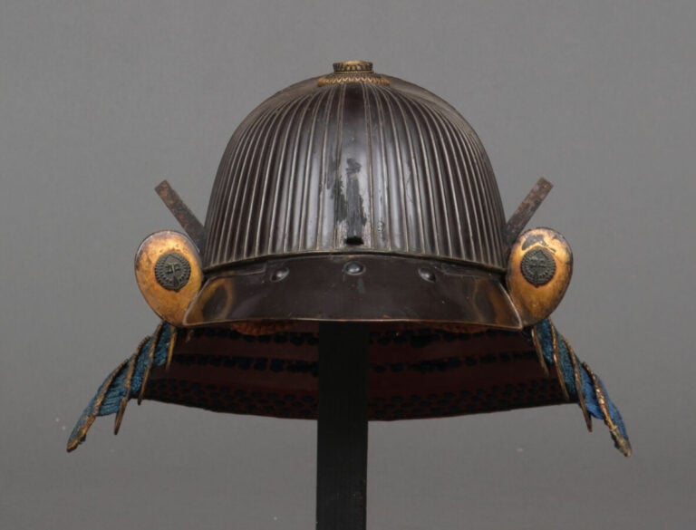 JAPON -fin XIXème - début XXème siècle - Casque suji'bachi kabuto laqué noir, a…