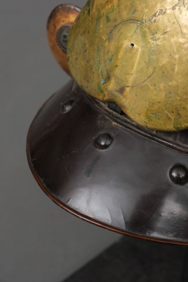 JAPON -fin XIXème - début XXème siècle - Casque suji'bachi kabuto laqué noir, a…