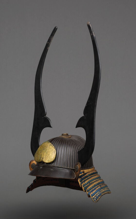 JAPON -fin XIXème - début XXème siècle - Casque suji'bachi kabuto laqué noir, a…