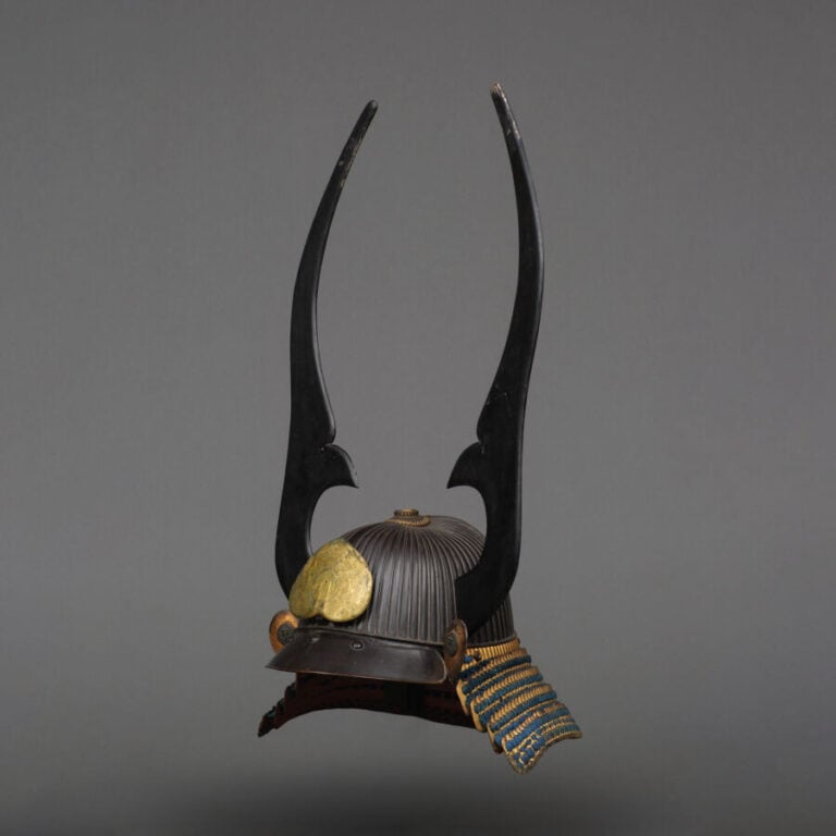 JAPON -fin XIXème - début XXème siècle - Casque suji'bachi kabuto laqué noir, a…