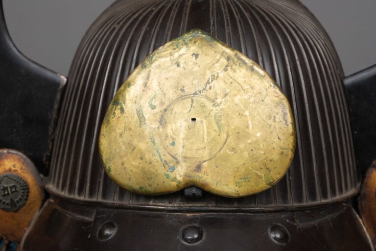 JAPON -fin XIXème - début XXème siècle - Casque suji'bachi kabuto laqué noir, a…