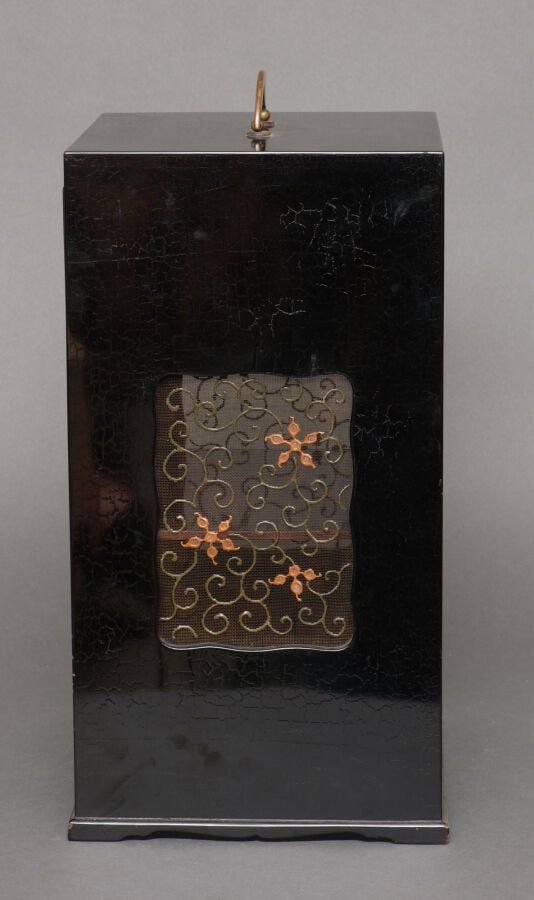 JAPON - Fin XIXème, début XXème siècle - Jolie boîte rectangulaire en laque noi…