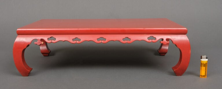 JAPON - Période Meiji/période Taishô - Petite table basse à pieds courbes en la…