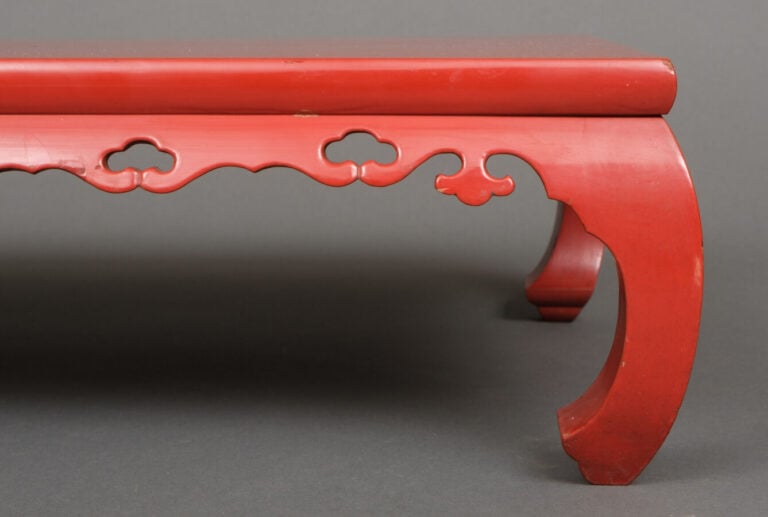 JAPON - Période Meiji/période Taishô - Petite table basse à pieds courbes en la…