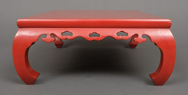 JAPON - Période Meiji/période Taishô - Petite table basse à pieds courbes en la…