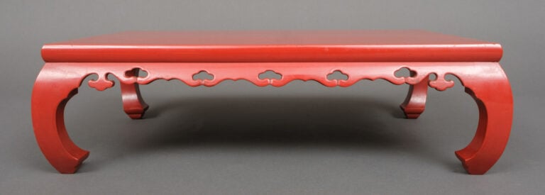 JAPON - Période Meiji/période Taishô - Petite table basse à pieds courbes en la…