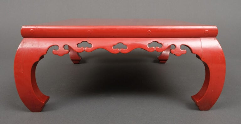 JAPON - Période Meiji/période Taishô - Petite table basse à pieds courbes en la…