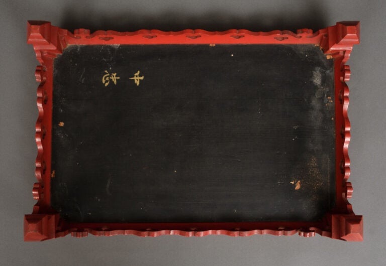 JAPON - Période Meiji/période Taishô - Petite table basse à pieds courbes en la…