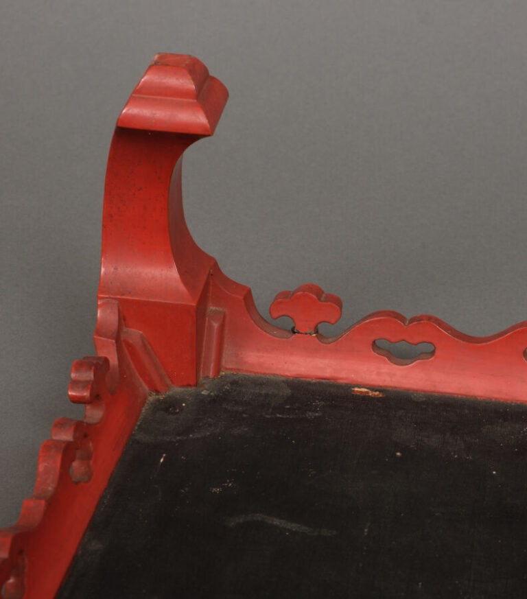 JAPON - Période Meiji/période Taishô - Petite table basse à pieds courbes en la…