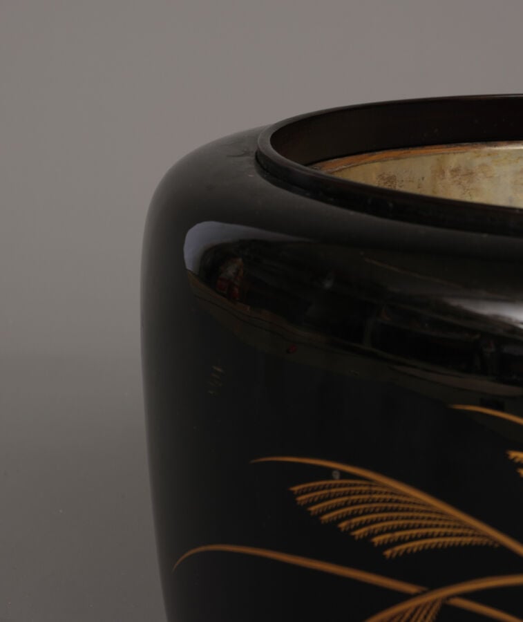 JAPON - Période XXème - Brasero cylindrique en laque à décor de fleurs d'automn…