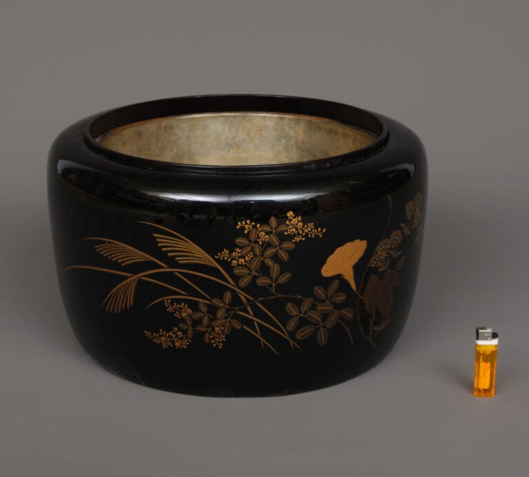 JAPON - Période XXème - Brasero cylindrique en laque à décor de fleurs d'automn…