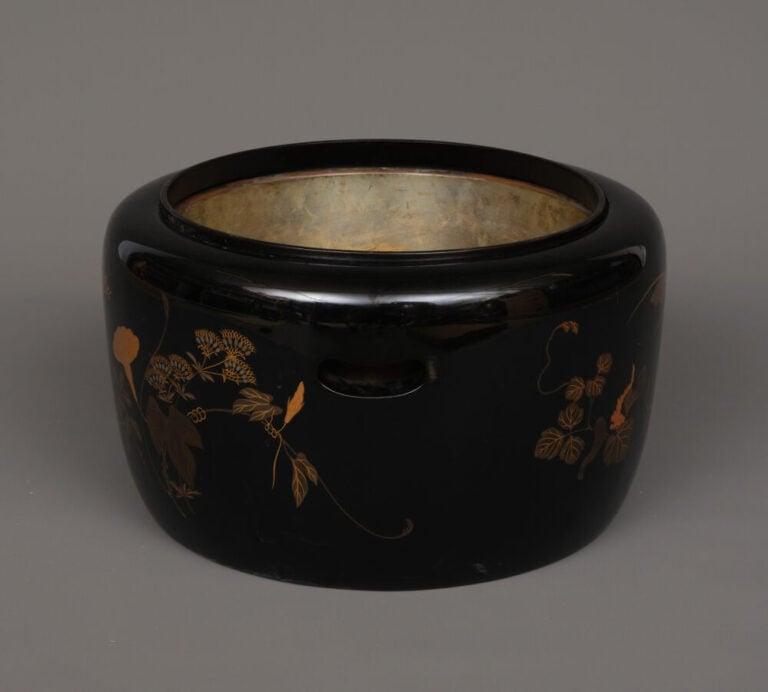 JAPON - Période XXème - Brasero cylindrique en laque à décor de fleurs d'automn…