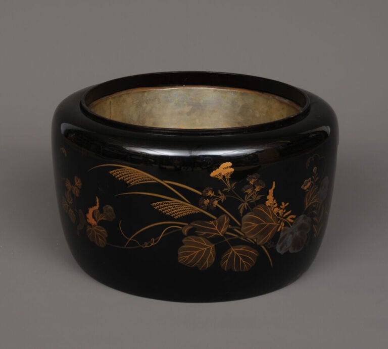 JAPON - Période XXème - Brasero cylindrique en laque à décor de fleurs d'automn…