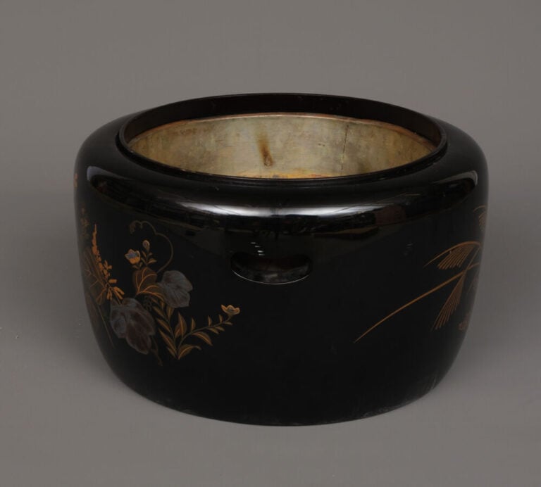 JAPON - Période XXème - Brasero cylindrique en laque à décor de fleurs d'automn…
