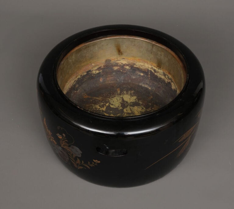 JAPON - Période XXème - Brasero cylindrique en laque à décor de fleurs d'automn…