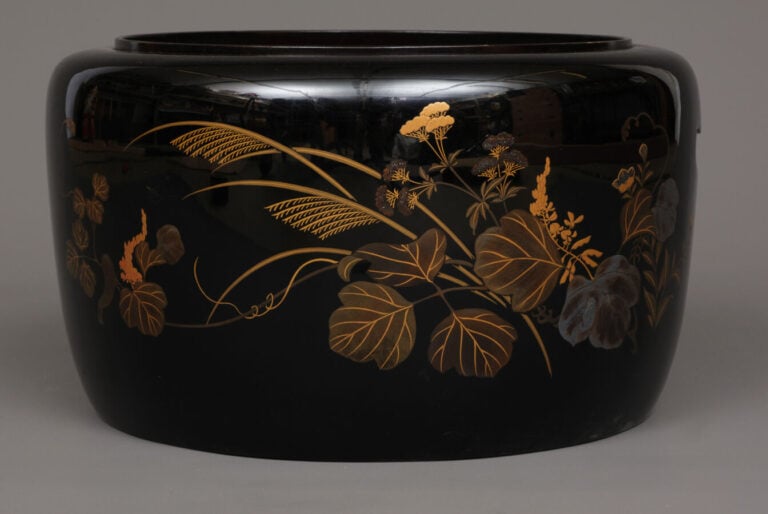 JAPON - Période XXème - Brasero cylindrique en laque à décor de fleurs d'automn…