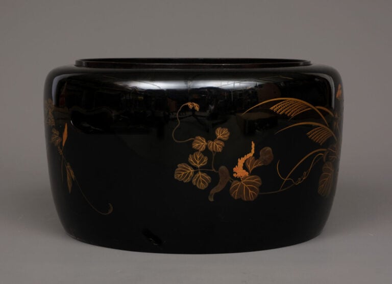 JAPON - Période XXème - Brasero cylindrique en laque à décor de fleurs d'automn…