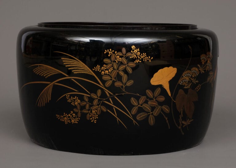 JAPON - Période XXème - Brasero cylindrique en laque à décor de fleurs d'automn…