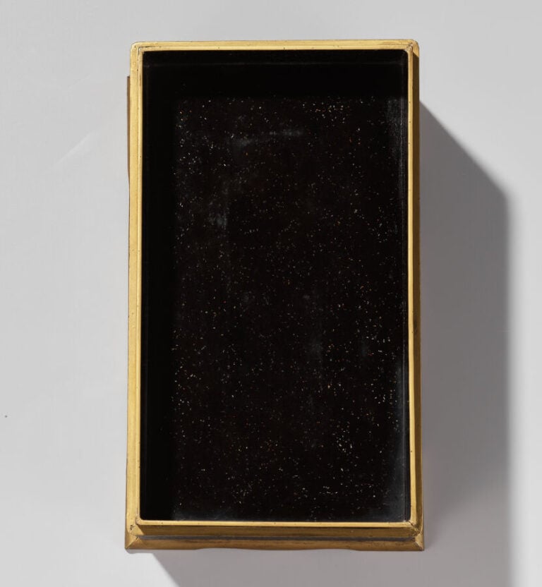 JAPON - XIXe siècle - Suzuri'bako (écritoire) rectangulaire à décor sur le couv…