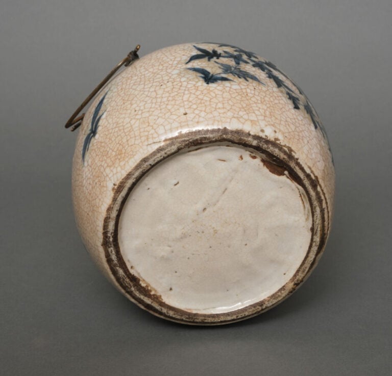 JAPON- XIXème - Petit chauffe mains (Te'aburi) en porcelaine coréenne, à décor…