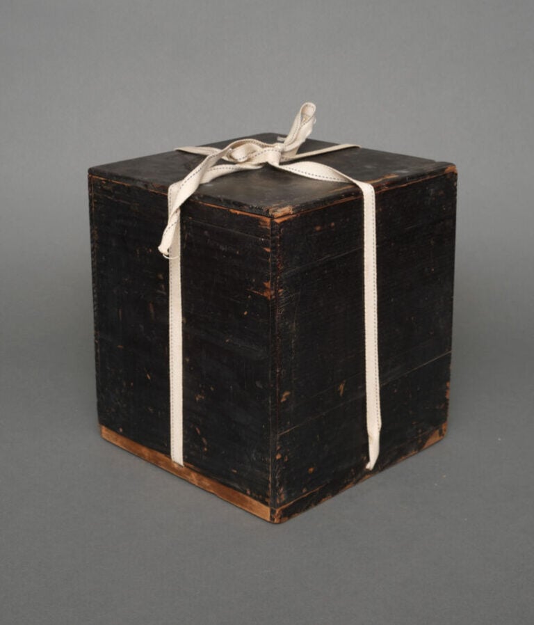 JAPON- XIXème - Petit chauffe mains (Te'aburi) en porcelaine coréenne, à décor…