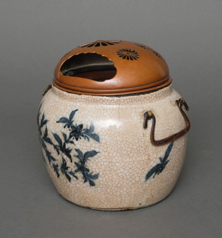 JAPON- XIXème - Petit chauffe mains (Te'aburi) en porcelaine coréenne, à décor…