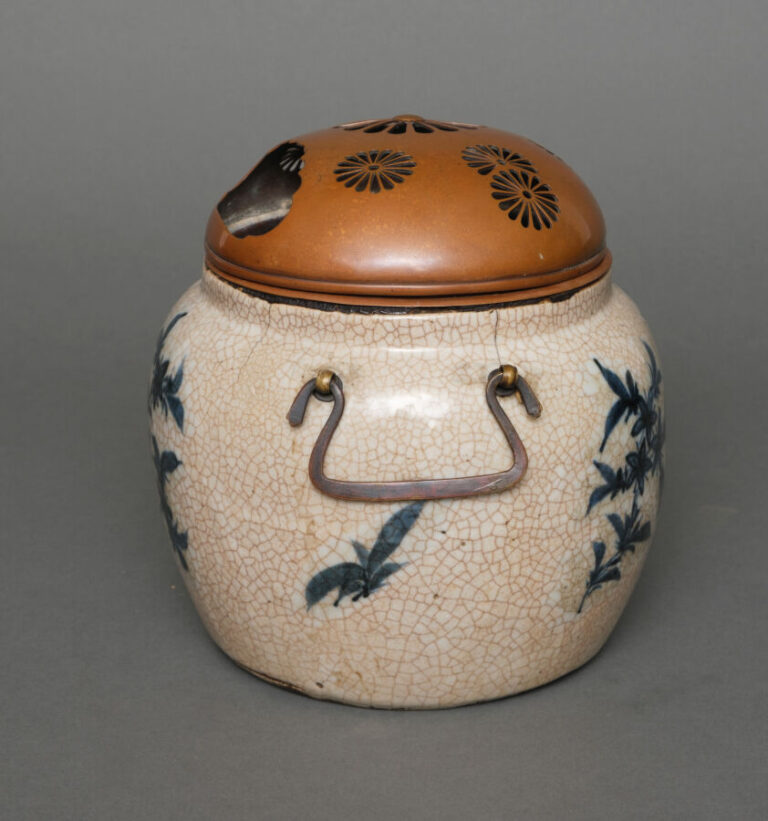 JAPON- XIXème - Petit chauffe mains (Te'aburi) en porcelaine coréenne, à décor…