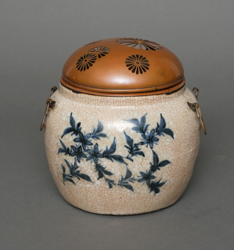 JAPON- XIXème - Petit chauffe mains (Te'aburi) en porcelaine coréenne, à décor…