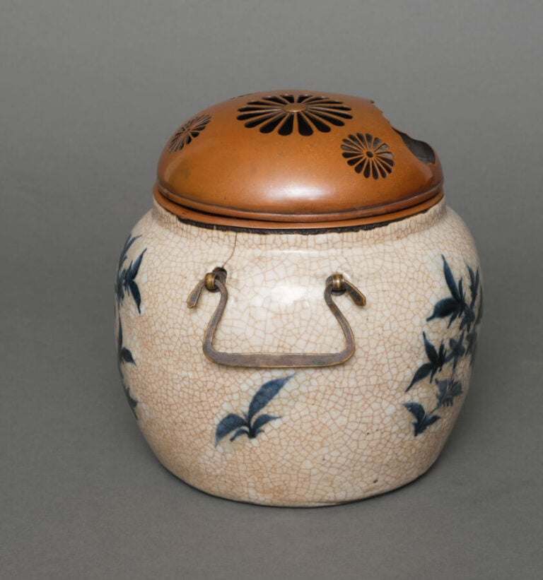 JAPON- XIXème - Petit chauffe mains (Te'aburi) en porcelaine coréenne, à décor…