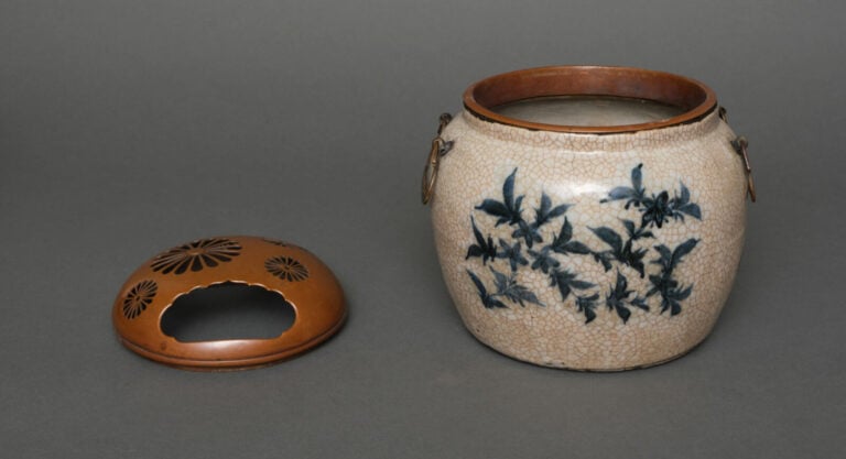 JAPON- XIXème - Petit chauffe mains (Te'aburi) en porcelaine coréenne, à décor…