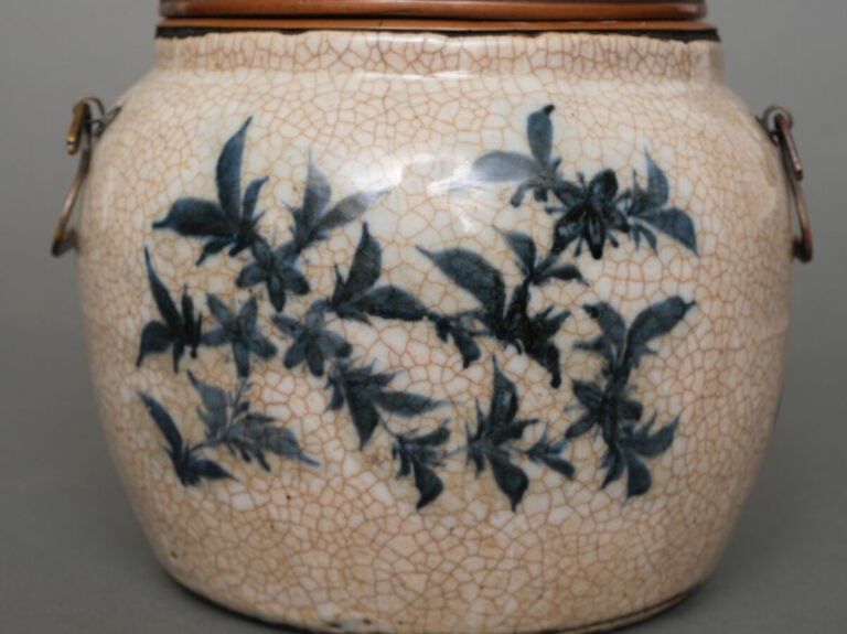 JAPON- XIXème - Petit chauffe mains (Te'aburi) en porcelaine coréenne, à décor…