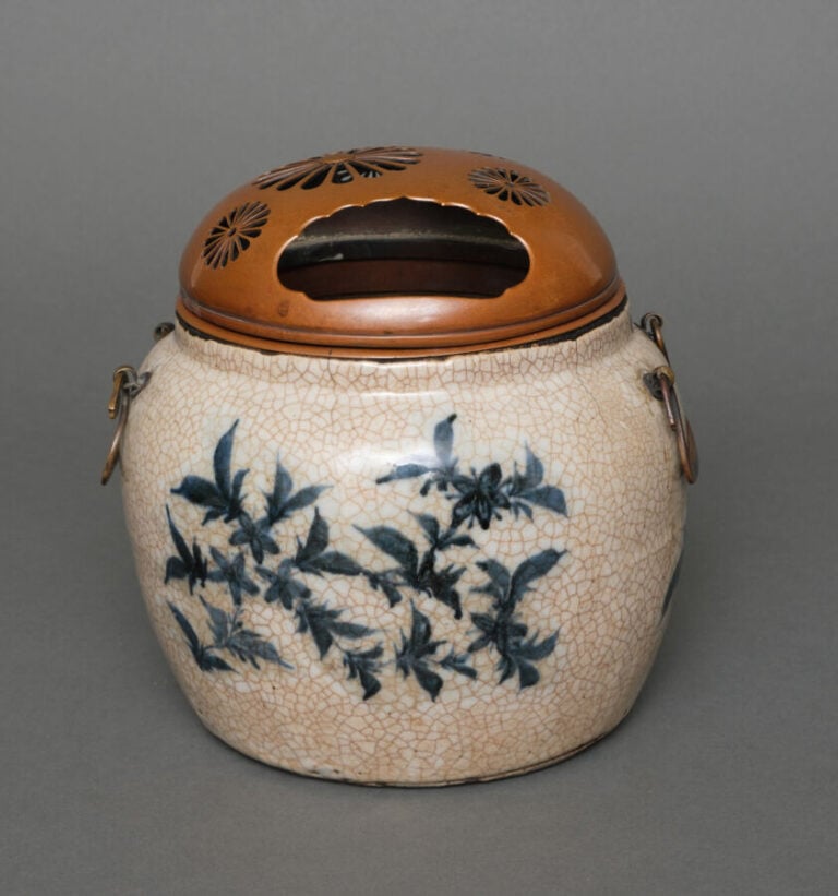 JAPON- XIXème - Petit chauffe mains (Te'aburi) en porcelaine coréenne, à décor…