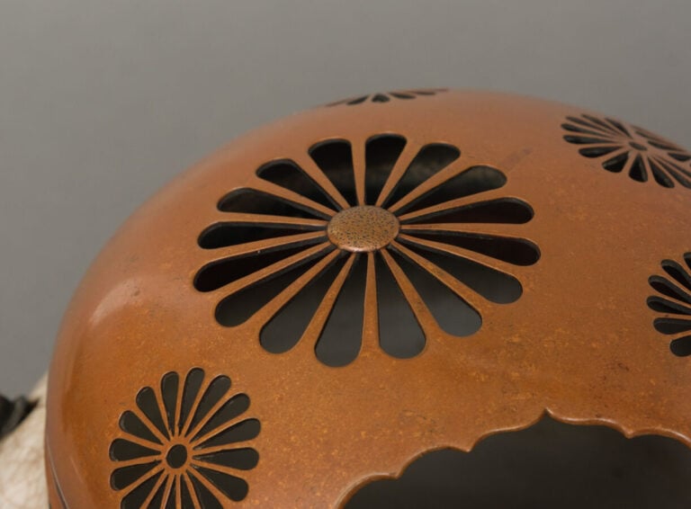 JAPON- XIXème - Petit chauffe mains (Te'aburi) en porcelaine coréenne, à décor…