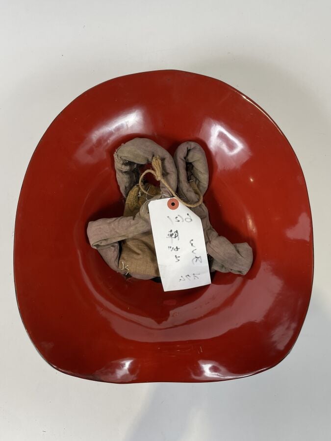 JAPON-XIXème siècle - Casque de samourai en laque noire à visière recourbée ver…