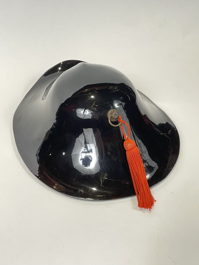 JAPON-XIXème siècle - Casque de samourai en laque noire à visière recourbée ver…