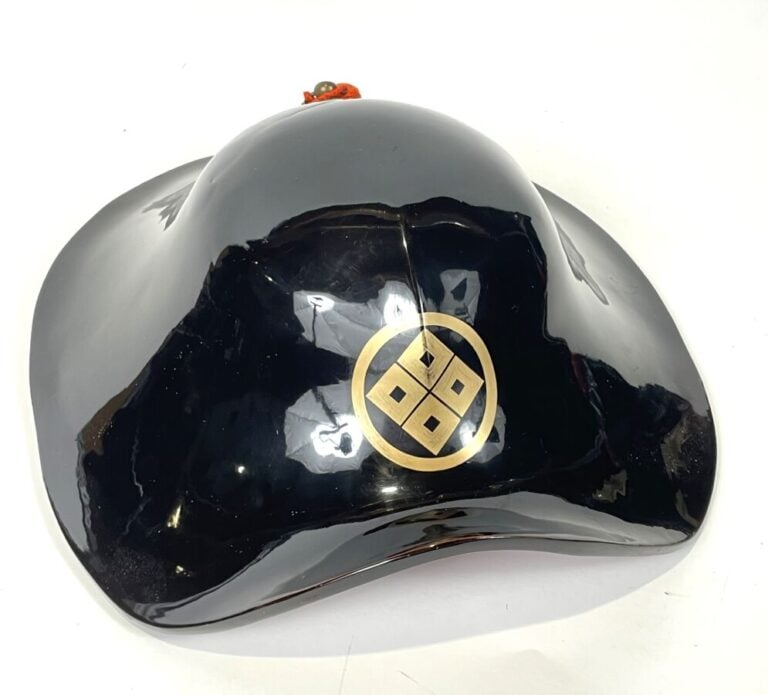 JAPON-XIXème siècle - Casque de samourai en laque noire à visière recourbée ver…