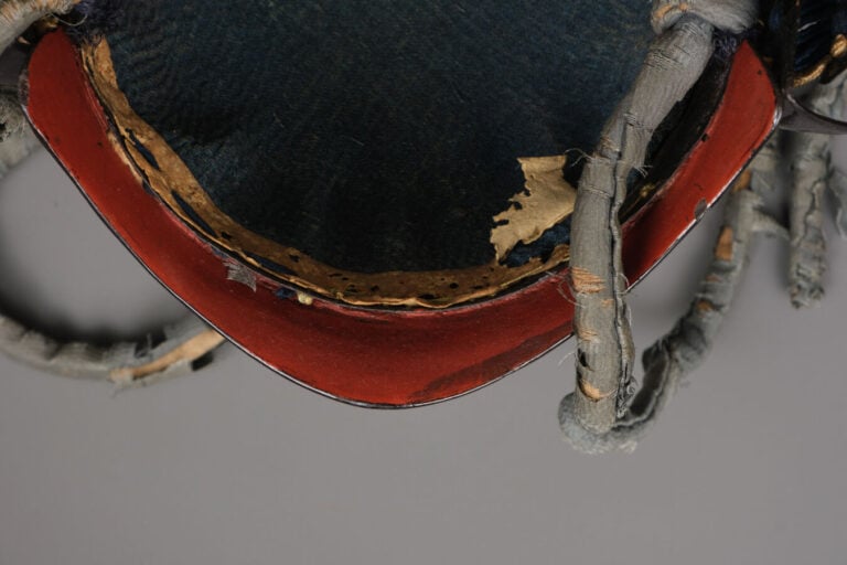 JAPON - XIXème siècle - Casque Suji'bachi Kabuto en métal et laque noire à 8 pl…