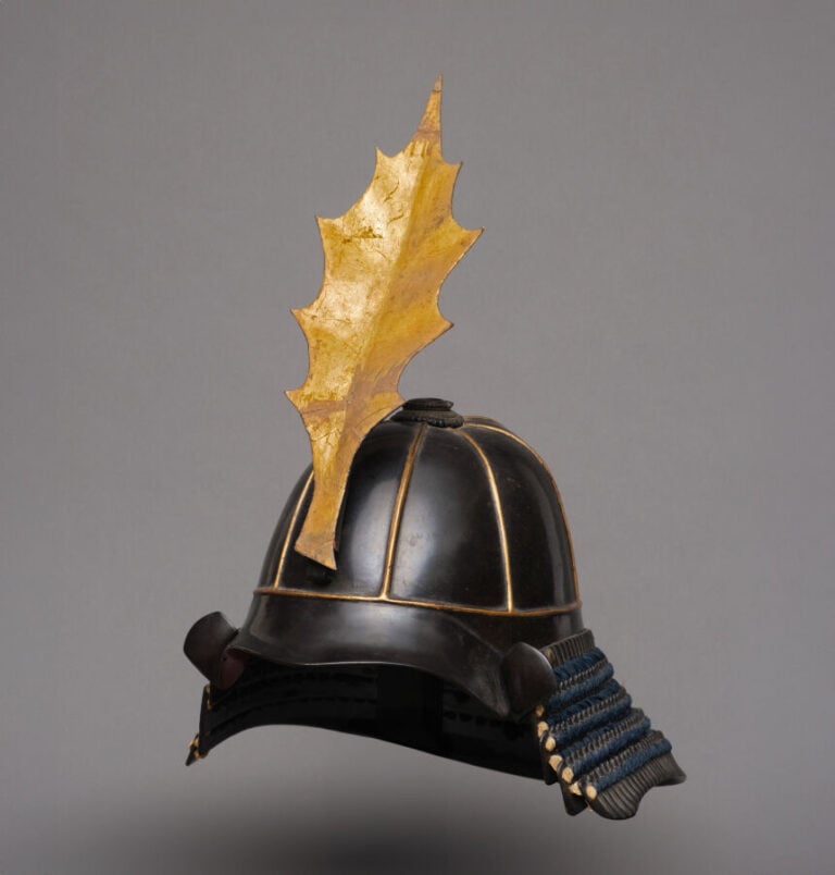 JAPON - XIXème siècle - Casque Suji'bachi Kabuto en métal et laque noire à 8 pl…