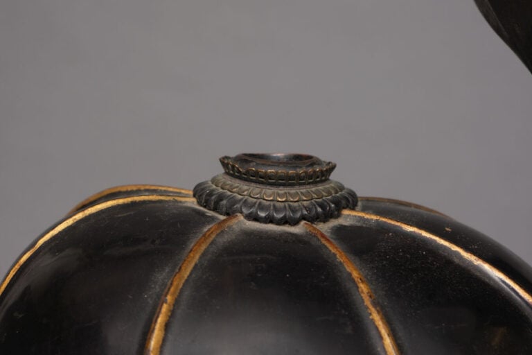 JAPON - XIXème siècle - Casque Suji'bachi Kabuto en métal et laque noire à 8 pl…