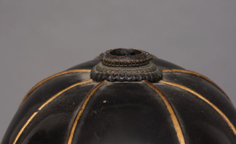 JAPON - XIXème siècle - Casque Suji'bachi Kabuto en métal et laque noire à 8 pl…