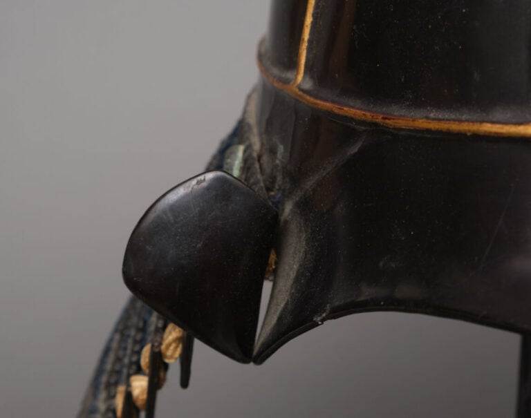 JAPON - XIXème siècle - Casque Suji'bachi Kabuto en métal et laque noire à 8 pl…