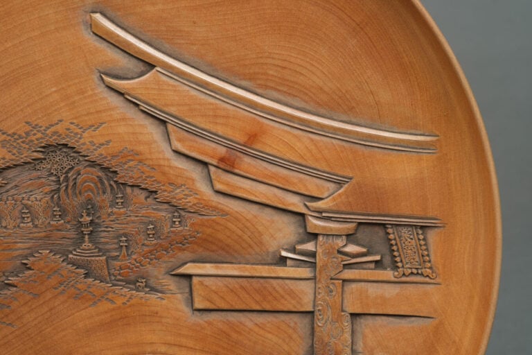 JAPON - XIXème siècle - Ensemble de cinq grandes assiettes rondes en bois, chac…