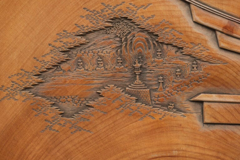 JAPON - XIXème siècle - Ensemble de cinq grandes assiettes rondes en bois, chac…