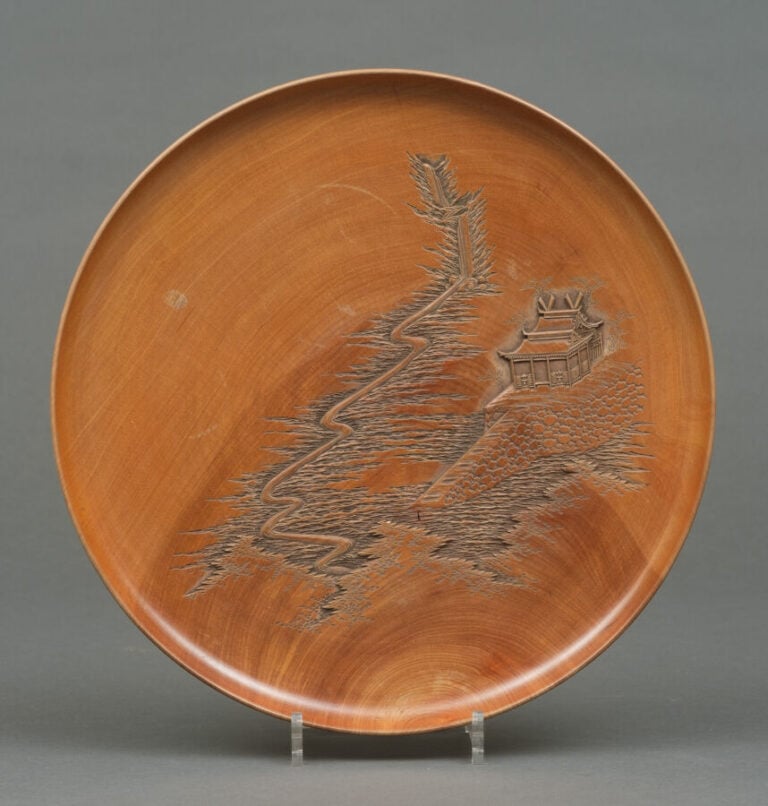 JAPON - XIXème siècle - Ensemble de cinq grandes assiettes rondes en bois, chac…