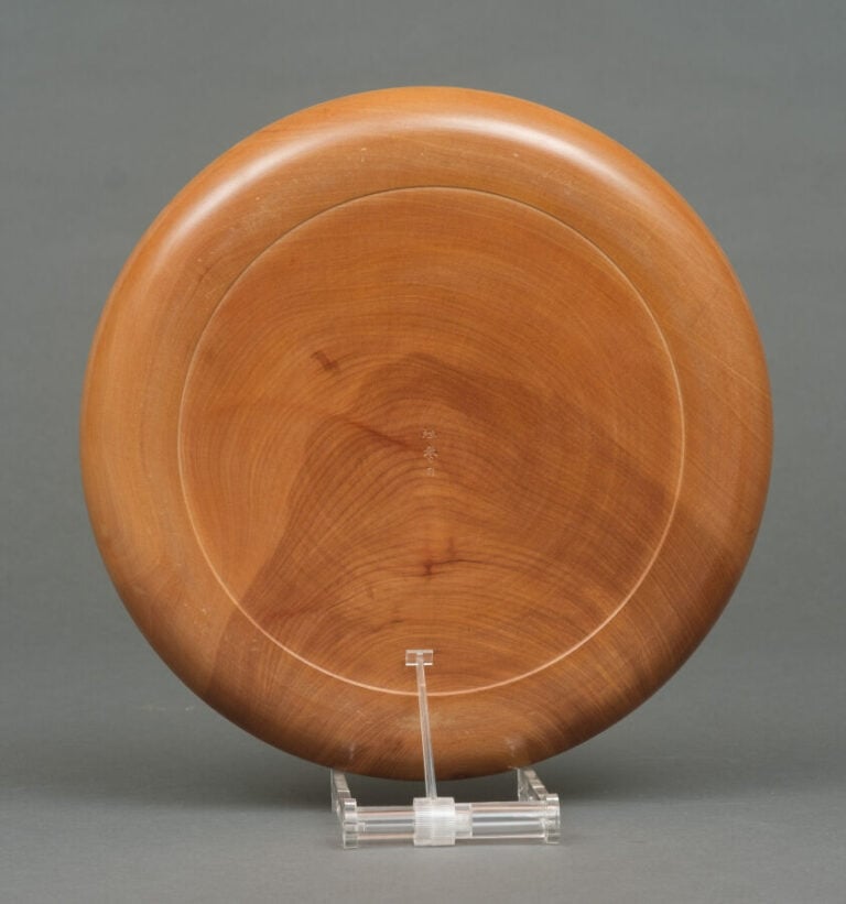 JAPON - XIXème siècle - Ensemble de cinq grandes assiettes rondes en bois, chac…