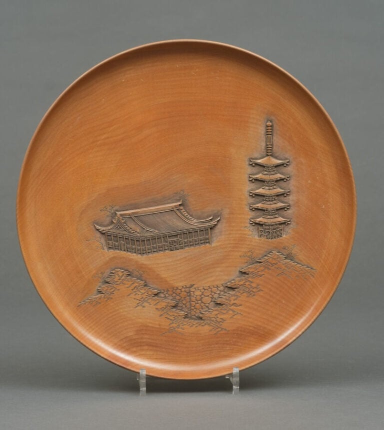 JAPON - XIXème siècle - Ensemble de cinq grandes assiettes rondes en bois, chac…