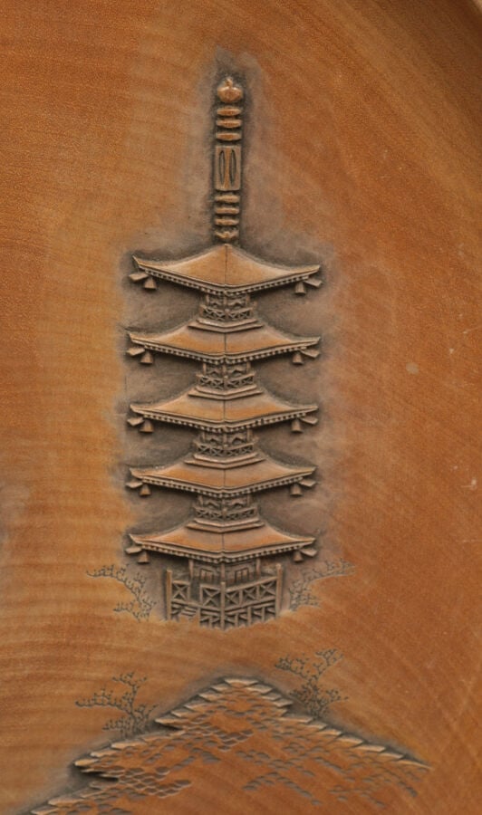 JAPON - XIXème siècle - Ensemble de cinq grandes assiettes rondes en bois, chac…