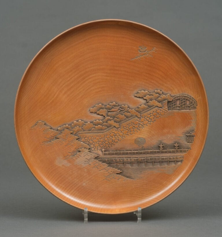 JAPON - XIXème siècle - Ensemble de cinq grandes assiettes rondes en bois, chac…
