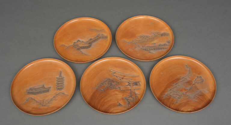 JAPON - XIXème siècle - Ensemble de cinq grandes assiettes rondes en bois, chac…